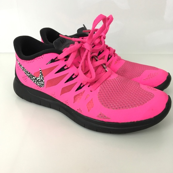 nike hot pink and black running shoes